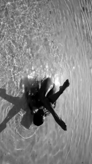 Kylie Shea Instagram - 👽🧜🏽‍♀️ 🎞️ @pointechronicles 

@leica_camera the lost mermaid files . xxxooo

🎵 @hermusicofficial Focus
