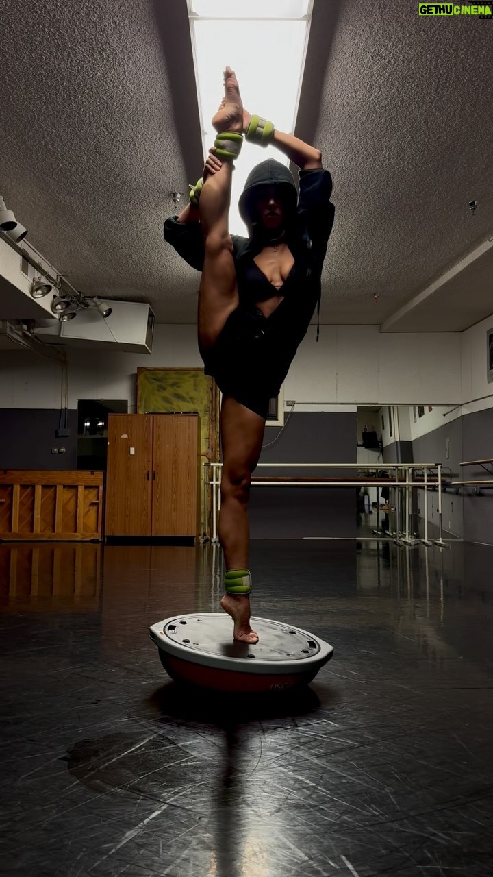 Kylie Shea - 31.8K Likes - 🩰🥷🏽 11124 • new challenges to overcome . new opportunities to seize . new visions to manifest in art & in life . may we find growth and healing through it all . sending love . keep dancing . always
🔴 @bosu_fitness
👗 @popflex_active
🎷 @colinstetson
