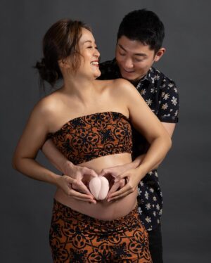 Kylie Wang Instagram - 懷孕後只要我想做什麼，大公主都會想盡辦法滿足我，但常常疲於奔命還是搞不定。有了 輕喃#10 夾腿高巢神器，❤️夾腿就可輕鬆享樂，讓孕婦開心，解放雙手非常直覺方便，快感一夾就來，針對不同部位還有截然不同的功能性變化，是姐妹們的助興好物。
—————————————————————
#輕喃qingnan  原創設計模組愉悅精品 
可多款產品主機 配件連接組合，簡單一秒連接
多樣花式玩法，是成人版模組玩具
依據偏好，擴充渴望，歡愉疊加翻倍！

【輕喃#10腿部壓力感應按摩器】
設計靈感來自很多女孩的第一次自我愉悅 是從夾腿開始的
夾//腿就能控制強度！！順應直覺的悠然愉悅
壓力感應器可根據大腿夾緊力道控制強度
壓感的靈敏度是可以調整的哦，非常高科技
解放雙手，可以側躺玩、平躺玩！
也可和伴侶一起澀玩，由伴侶手持來控制施壓！ 
吸吸 震震，快樂層層揭開，開啟女生快樂鑰匙

輕喃#10腿部壓力感應按摩器
親民甜甜價 $1,690
非常推薦入手，有設計感的精緻包裝
很可以的女生夢幻玩具禮物
即日起到2024/6/30，到輕喃官方旗艦店
輸入優惠代碼【 Kylie2406 】享輕喃88折優惠 (特價品除外)
購買連結 https://sistalk.co/3QgyvlY 
【618年中慶】買輕喃#10 送🎁輕喃 #2震動ㄋㄋ按摩器(價值$990)
Or 買輕喃#10 送🎁輕喃#8迷你後庭震動器(價值$990)
@qingnantaiwan 

輕喃#2震動ㄋㄋ按摩器含項圈套組
可跟輕喃#10連接使用，也可單獨用
控制器可磁吸在項圈上，設計好美，配戴上項圈就像在調情暗示。

#輕喃  #輕喃qingnan  #輕喃10
#永準貿易  #蜜密選物