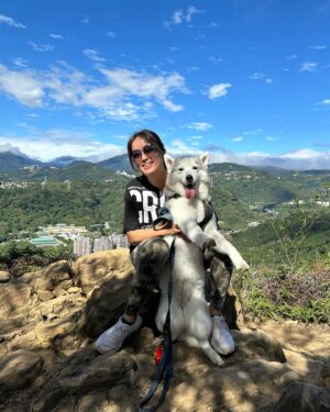 Kylie Wang Instagram - 天氣超好，出門遛狗跟遛孕婦一次完成。walking the dog and the pregnant wife in a sunny day. 
碰咩走到最後不想走了討抱抱 #pregnancylife