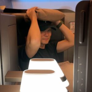 Kylie Wang Instagram - 下飛機前大公主說要陪我一起直接穿著 #星宇航空 的睡衣出海關，說我穿得舒服就好不用怕丟臉。結果他自己戴墨鏡在那邊耍帥，看起來很邋遢的只有我。

星宇航空8月16日每週三開始直飛西雅圖嚕！
@starluxairlines