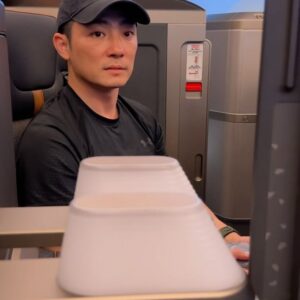 Kylie Wang Instagram - 下飛機前大公主說要陪我一起直接穿著 #星宇航空 的睡衣出海關，說我穿得舒服就好不用怕丟臉。結果他自己戴墨鏡在那邊耍帥，看起來很邋遢的只有我。

星宇航空8月16日每週三開始直飛西雅圖嚕！
@starluxairlines
