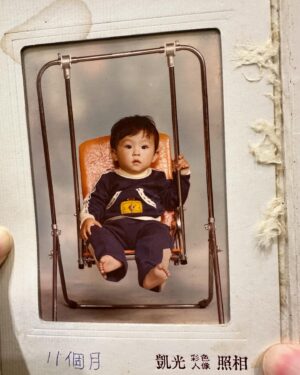 Kylie Wang Instagram - 大家都說嬰兒剛生出來大部分都蠻醜的，要做好心理準備。
大公主安慰我：「我小時候長得超可愛的，你不要擔心⋯⋯
但如果真的不好看⋯⋯就不是我的問題了。」

倆個人都跑去挖出小時候照片⋯⋯靠北我小時候真的也太醜了吧