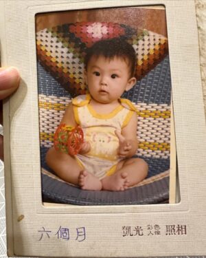 Kylie Wang Instagram - 大家都說嬰兒剛生出來大部分都蠻醜的，要做好心理準備。
大公主安慰我：「我小時候長得超可愛的，你不要擔心⋯⋯
但如果真的不好看⋯⋯就不是我的問題了。」

倆個人都跑去挖出小時候照片⋯⋯靠北我小時候真的也太醜了吧