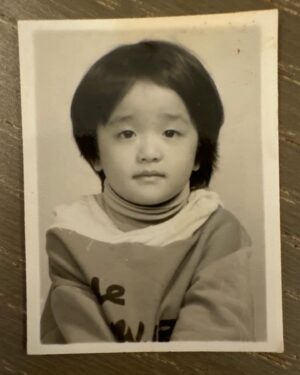 Kylie Wang Instagram - 大家都說嬰兒剛生出來大部分都蠻醜的，要做好心理準備。
大公主安慰我：「我小時候長得超可愛的，你不要擔心⋯⋯
但如果真的不好看⋯⋯就不是我的問題了。」

倆個人都跑去挖出小時候照片⋯⋯靠北我小時候真的也太醜了吧