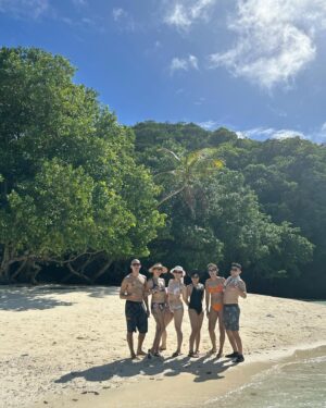 Kylie Wang Instagram - 過年姐妹們一起來帛琉出海遛孕婦🤰以及回程遇到大風雨開始孕吐的大公主

Me and my husband taking pregnancy pic 

@billylee1128 教練幫我們準備如貴婦團的包船行程只有我們自己人愛去哪就去哪好爽喔 #帛琉 #palau @trislander3 #pregnancylife