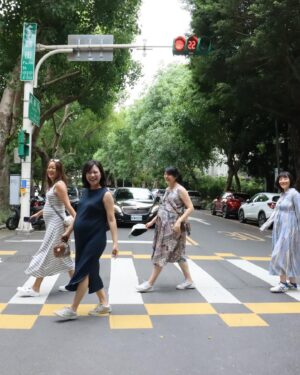 Kylie Wang Instagram - 從小一起翹課鬧事把老師氣哭的高中同學，突然一起高齡懷孕了 WTF

大家同時一起懷孕的畫面大概再也不會出現了 #孕婦寫真 #姐妹寫真 #高齡孕婦 #pregnancy #sisterhood