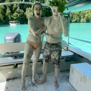 Kylie Wang Instagram - 過年姐妹們一起來帛琉出海遛孕婦🤰以及回程遇到大風雨開始孕吐的大公主

Me and my husband taking pregnancy pic 

@billylee1128 教練幫我們準備如貴婦團的包船行程只有我們自己人愛去哪就去哪好爽喔 #帛琉 #palau @trislander3 #pregnancylife