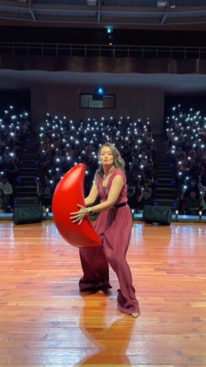 Kylie Wang Instagram - Happy ending with the final show of my comedy special in Taichung. 我人生第一次的專場 #卵爛 全部結束，一路從tryout、台北、高雄、講到台中，最後的段子根本不太一樣了，謝謝所有願意冒險花錢買票支持我處女秀的人，我一定會再次回到這個舞台上的。

線上版還在規劃/考慮中，請大家再等等了。

#comedy #special #standup #脫口秀