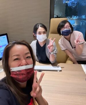 Kylie Wang Instagram - #試管嬰兒 #IVF 我這星期終於從 #送子鳥 正式畢業了，終於不需要每週回診也不用再打針吃藥了。

從一開始我就檢查出AMH值只有0.6（就是卵巢裡的蛋快沒了），想說大概沒啥希望了。一路打針吃藥總共取卵了4次，有了受精卵後又因為身體的免疫系統攻擊胚胎而植入失敗。只好繼續打針吃藥到第二次植入才成功著床。

謝謝我的醫生 #謝佳琳 心臟永遠都很大顆，每進入一個新的療程就要被我問能不能做愛能不能運動（但她真的都會認真回答我）。儘管我超級不受控總是喜歡往外跑，工作又常常在舞台上跑跑跳跳或是出國拍片，但她每次都很有耐心地跟我說明要如何注意自己的身體狀況，提醒我出國需要的備用藥物和針劑。中間又經歷了兩次不穩定出血，每次出血回診時醫生面不改色地幫我調整藥量及針劑。現在終於畢業，最後一次看診竟然有一點點捨不得QQ

很多人都說做試管的過程非常辛苦。我自己經歷下來的感覺是，打針跟吃藥都不是太大的問題，大部分的辛苦應該是來自於心裡壓力及各種的不確定性。但對我來說，已經在這麼專業的地方做試管了，就已經是最大的努力了，剩下的就只能平常心了。想想如果我早生個三十年，根本就直接被宣告不孕也沒啥好焦慮了吧

以上個人經驗分享給所有還在焦慮或考慮中的姐妹們嚕 @stork.tw