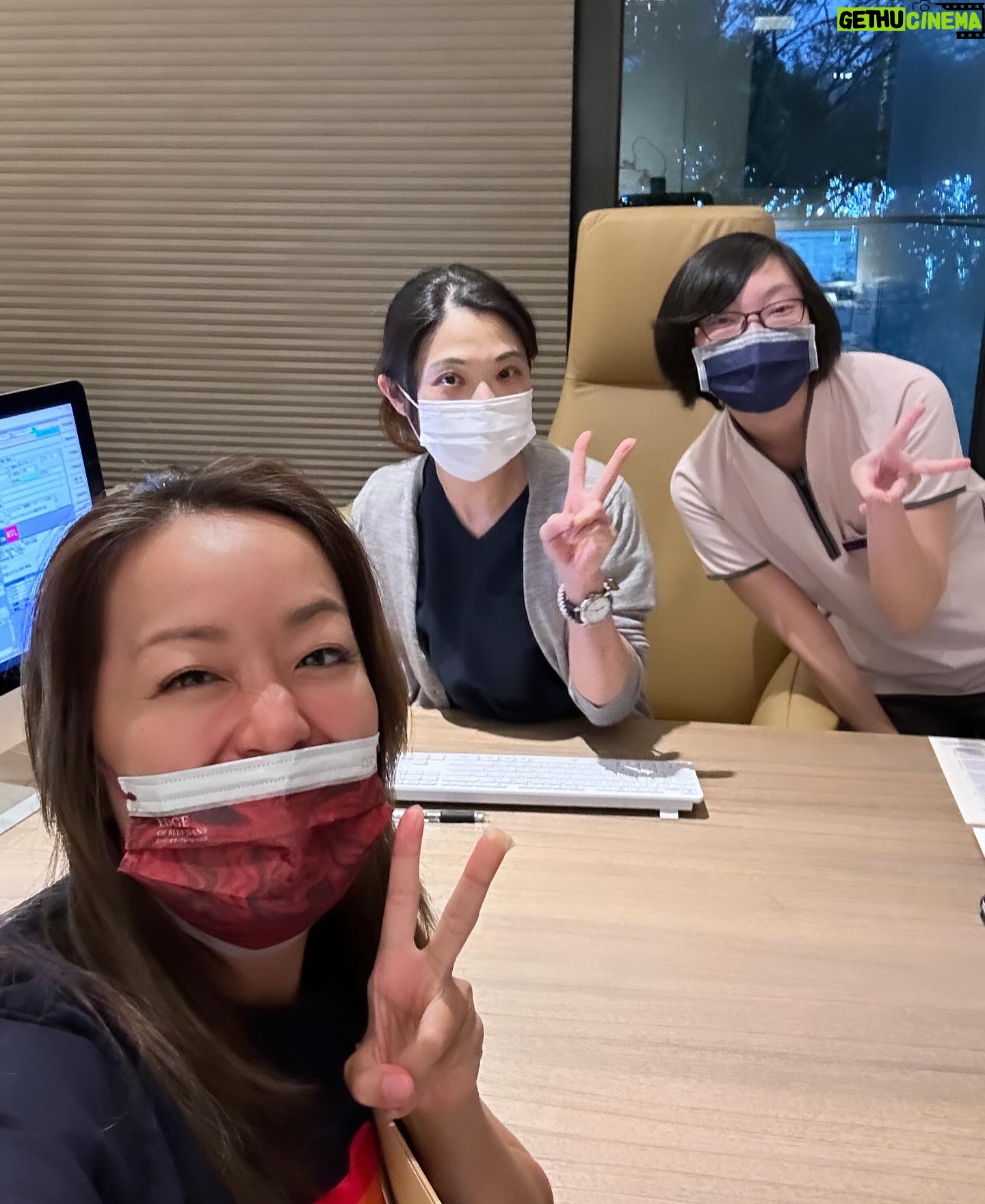 Kylie Wang - 18.1K Likes - #試管嬰兒 #IVF 我這星期終於從 #送子鳥 正式畢業了,終於不需要每週回診也不用再打針吃藥了。
從一開始我就檢查出AMH值只有0.6(就是卵巢裡的蛋快沒了),想說大概沒啥希望了。一路打針吃藥總共取卵了4次,有了受精卵後又因為身體的免疫系統攻擊胚胎而植入失敗。只好繼續打針吃藥到第二次植入才成功著床。
謝謝我的醫生 #謝佳琳 心臟永遠都很大顆,每進入一個新的療程就要被我問能不能做愛能不能運動(但她真的都會認真回答我)。儘管我超級不受控總是喜歡往外跑,工作又常常在舞台上跑跑跳跳或是出國拍片,但她每次都很有耐心地跟我說明要如何注意自己的身體狀況,提醒我出國需要的備用藥物和針劑。中間又經歷了兩次不穩定出血,每次出血回診時醫生面不改色地幫我調整藥量及針劑。現在終於畢業,最後一次看診竟然有一點點捨不得QQ
很多人都說做試管的過程非常辛苦。我自己經歷下來的感覺是,打針跟吃藥都不是太大的問題,大部分的辛苦應該是來自於心裡壓力及各種的不確定性。但對我來說,已經在這麼專業的地方做試管了,就已經是最大的努力了,剩下的就只能平常心了。想想如果我早生個三十年,根本就直接被宣告不孕也沒啥好焦慮了吧
以上個人經驗分享給所有還在焦慮或考慮中的姐妹們嚕 @stork.tw