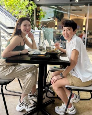 Kym Ng Instagram - 难得被安排在一起 👯❤️
必须聚聚 ~~~ #likemotherlikedaughter