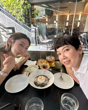 Kym Ng Instagram - 难得被安排在一起 👯❤️
必须聚聚 ~~~ #likemotherlikedaughter