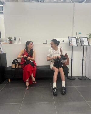 Kyoko Hasegawa Instagram - 娘を連れて韓国旅行に。
娘のベストフレンドとママ、今回は @mikatakahashi1971 も一緒に。とにかく女だらけの旅行。
タッカンマリ食べてオリヤン行ってサムギョプサル食べてオリヤン行って。どれだけ女子はオリヤンラブ❤️なんだ。
メインイベントは女子の撮影会。
プロの方が希望のメイクをしてくれ、プロのカメラマンが撮影してくれる。
もう、わたしと友人ママはステージママですよ。
子供がキラキラメイクしてもらっている隅で衣装の直しをして🤣

楽しかったな。
みかりん、そして @baby_limmy ちゃん、今回はプランニングしてくれてありがとう❤️
#summervacation #korea #soul