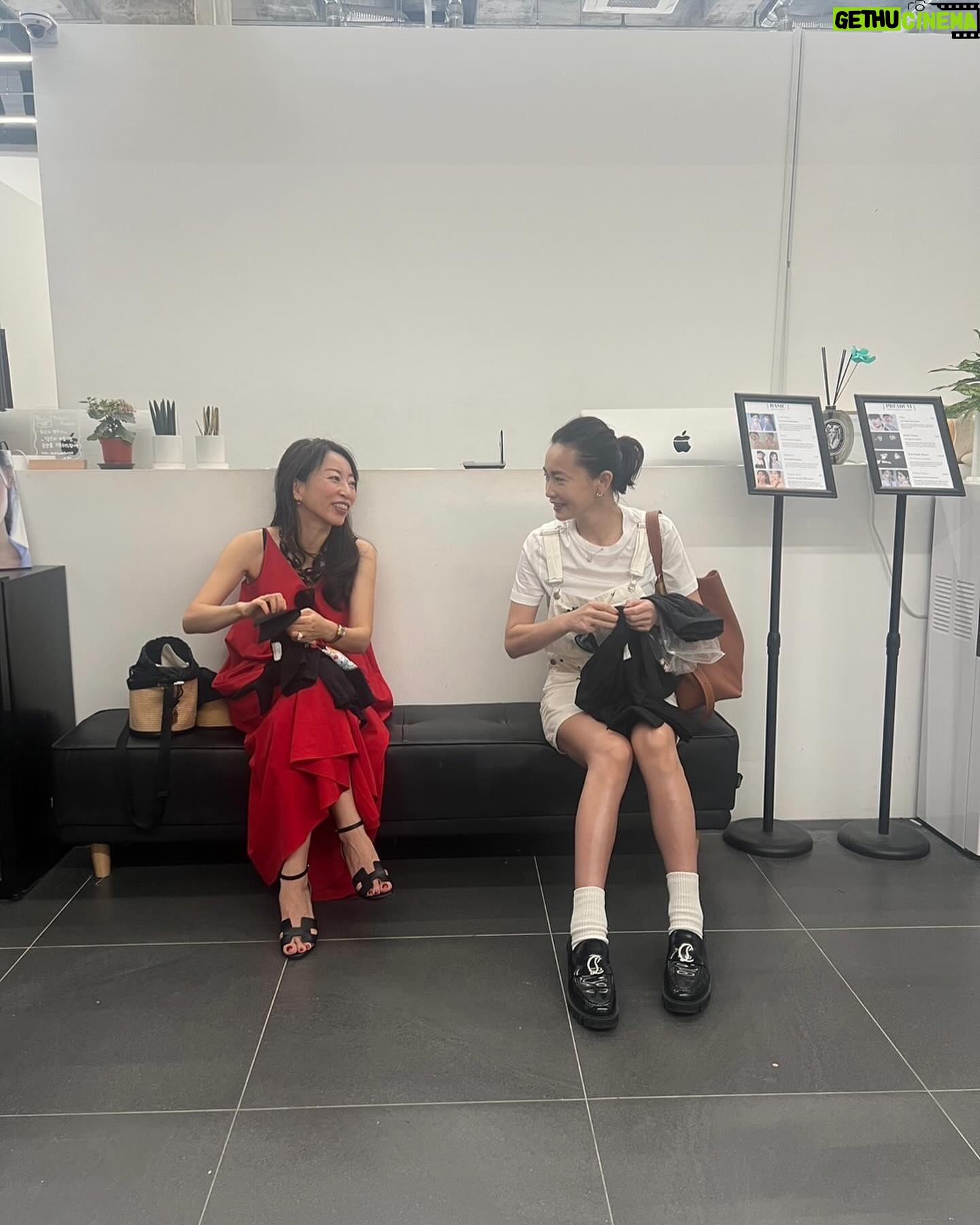 Kyoko Hasegawa - 15.7K Likes - 娘を連れて韓国旅行に。
娘のベストフレンドとママ、今回は @mikatakahashi1971 も一緒に。とにかく女だらけの旅行。
タッカンマリ食べてオリヤン行ってサムギョプサル食べてオリヤン行って。どれだけ女子はオリヤンラブ❤️なんだ。
メインイベントは女子の撮影会。
プロの方が希望のメイクをしてくれ、プロのカメラマンが撮影してくれる。
もう、わたしと友人ママはステージママですよ。
子供がキラキラメイクしてもらっている隅で衣装の直しをして🤣
楽しかったな。
みかりん、そして @baby_limmy ちゃん、今回はプランニングしてくれてありがとう❤️
#summervacation #korea #soul