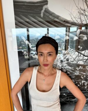 Kyoko Hasegawa Instagram - 娘を連れて韓国旅行に。
娘のベストフレンドとママ、今回は @mikatakahashi1971 も一緒に。とにかく女だらけの旅行。
タッカンマリ食べてオリヤン行ってサムギョプサル食べてオリヤン行って。どれだけ女子はオリヤンラブ❤️なんだ。
メインイベントは女子の撮影会。
プロの方が希望のメイクをしてくれ、プロのカメラマンが撮影してくれる。
もう、わたしと友人ママはステージママですよ。
子供がキラキラメイクしてもらっている隅で衣装の直しをして🤣

楽しかったな。
みかりん、そして @baby_limmy ちゃん、今回はプランニングしてくれてありがとう❤️
#summervacation #korea #soul
