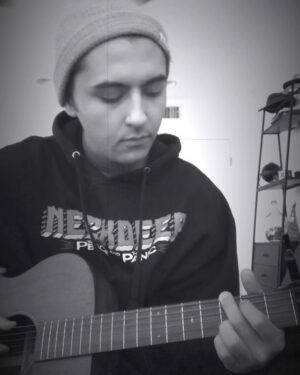 Kyson Facer Instagram - Singing a country song in a punk rock hoodie 🤘🏼