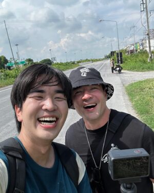 Kyutae Sim Instagram - เดินกับพี่ตั๊กครับกำลังกำลังไปอ่างทอง