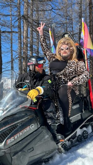 La Big Bertha Instagram - QUEYRAS PRIDE : Bertha débarque !!!!!

La pride la plus haute d’Europe. Merci @lequeyras de m’avoir invité à participer à cet evenement. 

De nos jours, il est de plus en plus indispensable de celebrer notre communauté et de nous rendre visible. Les capitales et grandes villes commencent leurs éducations mais n’oublions pas toutes nos provinces et territoires reculés. Cette pride, c’etait la pride de notre communauté mais aussi celle de nos alliés. Vous étiez si nombreux à nos côtés.

Ma voix sera toujours présente pour défendre nos régions. Une des raisons pour laquelle j’ai participé à @dragrace_france 

Merci pour votre splendide accueil @altapeyra_hoteletspa ! Merci @francetv pour ces moments. 

Merci à toustes pour votre accueil. Je n’avais jamais vécu un evenement avec tant de bienveillance, d’authenticité et d’amour.

NOUS communauté LGBTQIA  aimons nos régions. 

Et merci @popmodelsagency et @jojoismean_ pour ce reel

#dragqueen #moutain #lgbtqia
