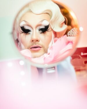 La Big Bertha Instagram - MIRROR :

Ton reflet peut etre ton meilleur ami : apprivoise le, dompte le, faites connaissance et aimez vous ! 

By @mariannegirardet at @labarbichette.cabaret 

Wig @sheinaratanjabi 
Make up 100% @nyxcosmetics_france 

#dragqueen #