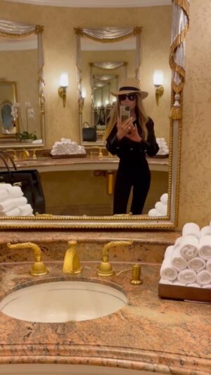 La Toya Jackson Instagram - Just a a quick hello and hoping you’re having a great weekend so far! Time flies!
#Instagood #mood #family #fun #grateful #latoyajackson