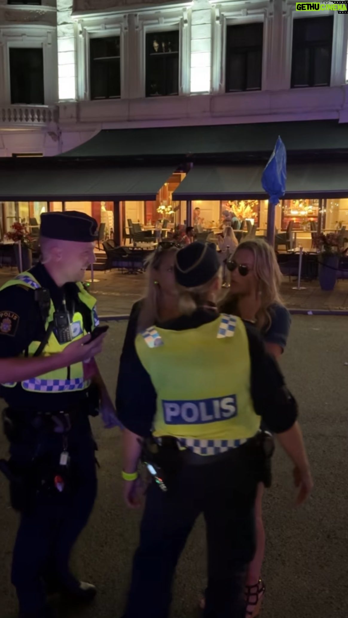 Laila Bagge - 9.8K Likes - Igår var det @rixfmfestival i Malmö och @lailabagge hade ett oväntat möte med polisen… 👮