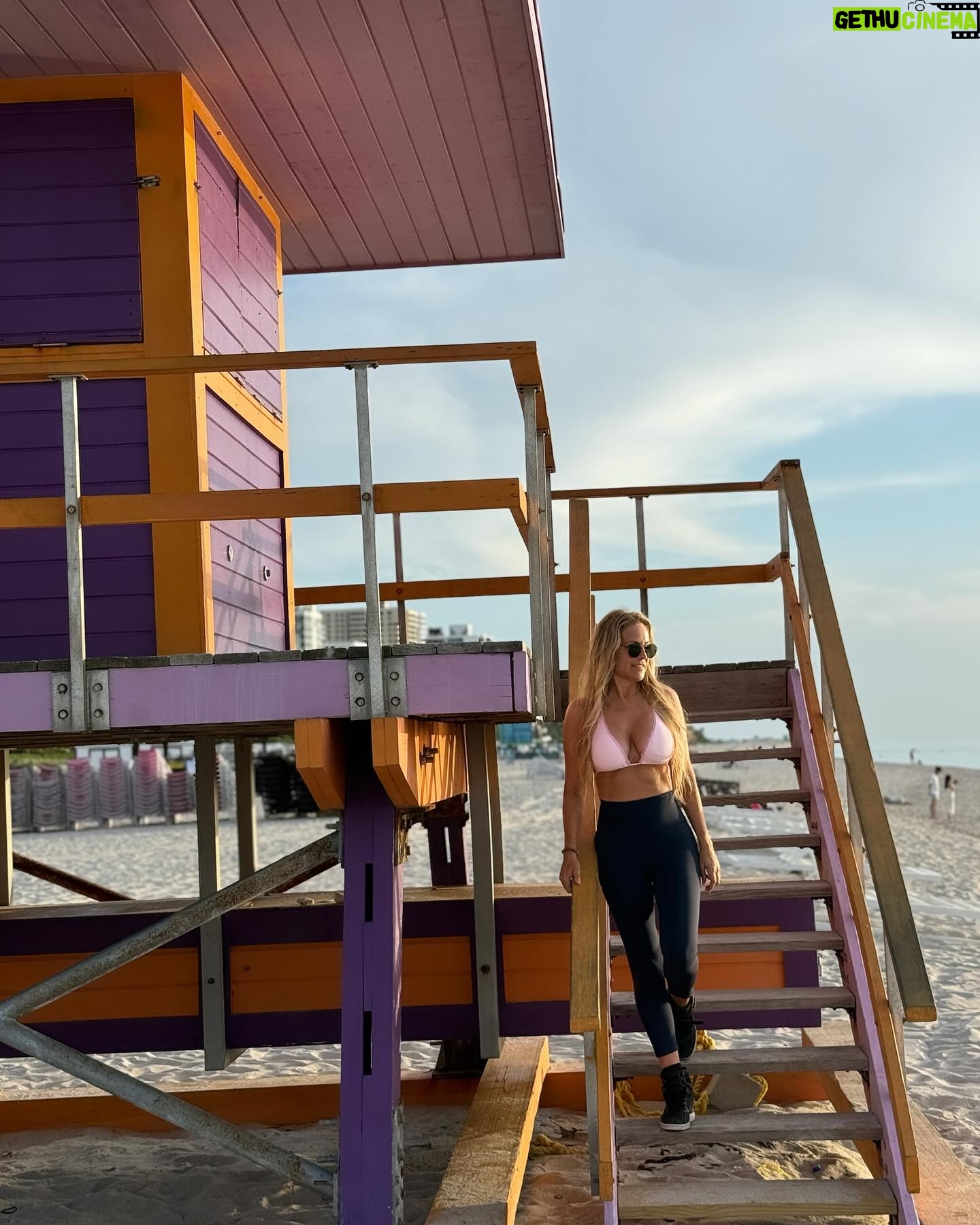 Laila Bagge - 12.2K Likes - Miami ❤️ och denna resan har verkligen varit upp och ner, först blev jag av med nycklarna till hyrbilen och fick ringa låssmed och byta lås. Inte billigt, sedan blev Liams plånbok stulen så nu kan inte han hyra en hyrbil vilket är ett problem som vi måste lösa då han ska stanna i Miami och träna. Dessutom har Kit fått feber så igår var vi tvungna att åka till doktorn! Nu återstår bara att lösa Liams körkortsproblem så han kan ta sig till och från träning här i Miami! 😅