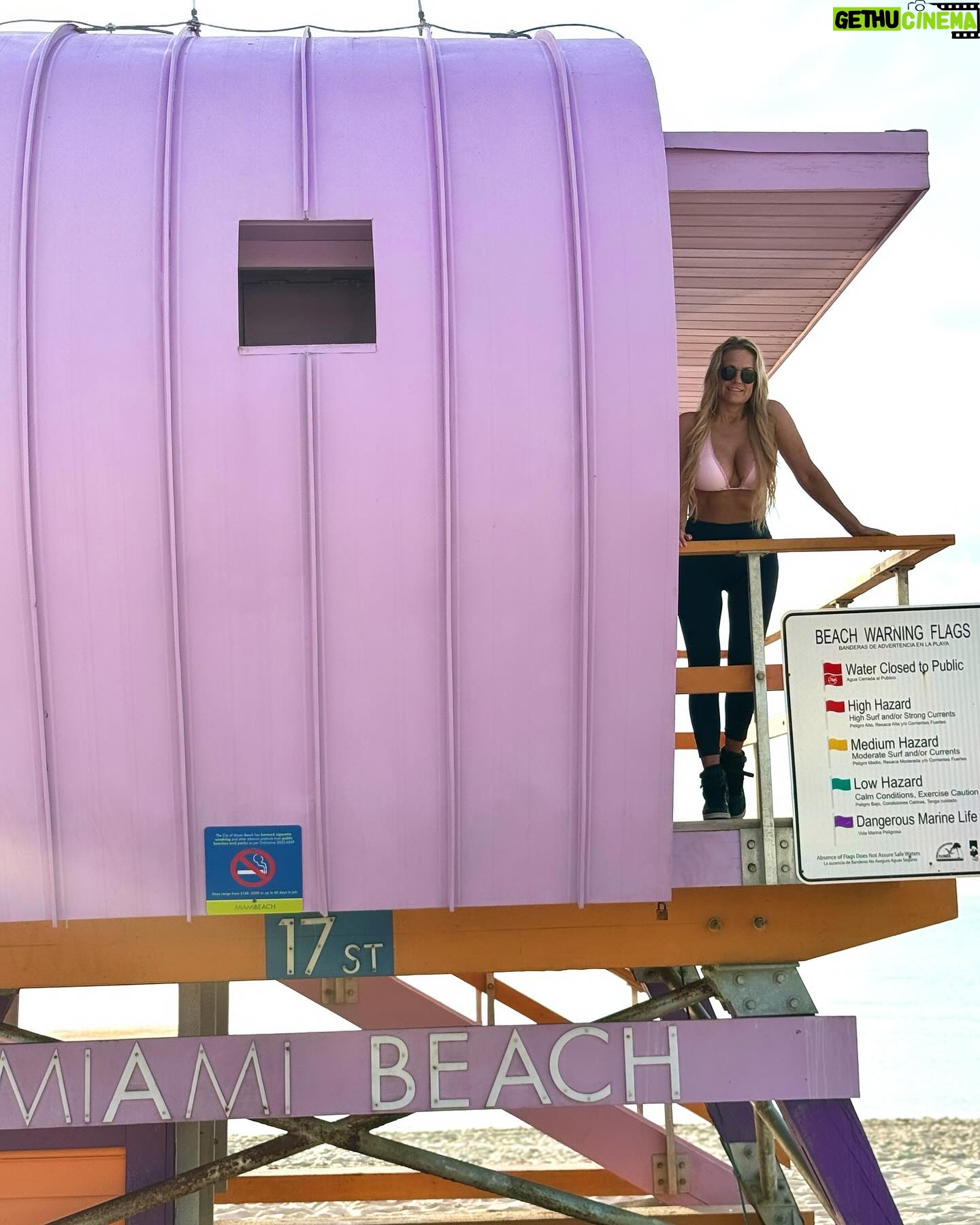 Laila Bagge - 12.2K Likes - Miami ❤️ och denna resan har verkligen varit upp och ner, först blev jag av med nycklarna till hyrbilen och fick ringa låssmed och byta lås. Inte billigt, sedan blev Liams plånbok stulen så nu kan inte han hyra en hyrbil vilket är ett problem som vi måste lösa då han ska stanna i Miami och träna. Dessutom har Kit fått feber så igår var vi tvungna att åka till doktorn! Nu återstår bara att lösa Liams körkortsproblem så han kan ta sig till och från träning här i Miami! 😅