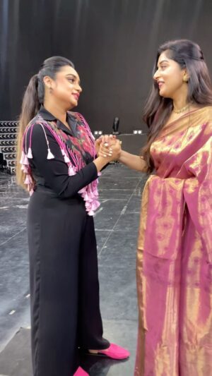 Lakshmi Nakshathra Instagram - Meera Jasmine ❤️
@meerajasmine 🤗
From the sets of #StarMagic 

#lakshminakshathra #meerajasmine