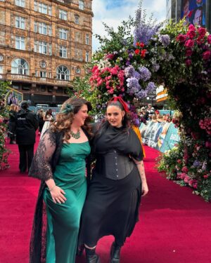 Lala Chus Instagram - Estar la premiere de los @bridgertonnetflix en Londres, ha sido una de las experiencias más chulas que he vivido y viviré. Adorando cada segundo de la serie y de estar junto a mi amiguita @andreacomptonn. Tkm APS

Mil gracias @netflixes por traernos, no lo voy a olvidar nunca 💕💕💕💕💕💕💕💕💕

Y gracias infinitas a mi querido @ismaelbachiller que viajó hasta Londres para dejarnos así de increíbles. Eres absolutamente el mejor 💕💕💕