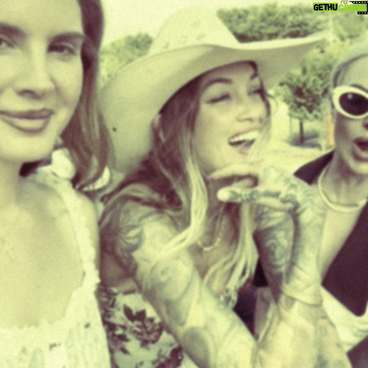 Lana Del Rey - 4.5 Million Likes -