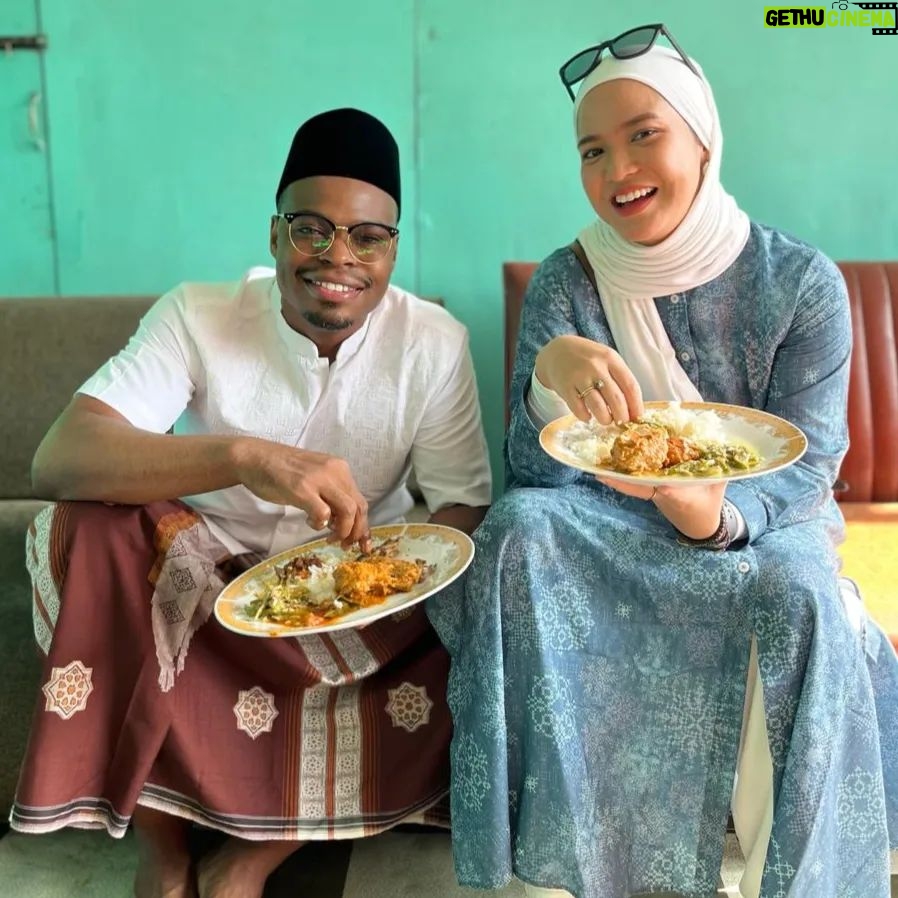 Langston Hues - 1.4K Likes - We lost a second one due to miscarriage at 8 weeks but we all smiles, Allah is the best of planners alhamdulillah 🤲🏽 keep us in your Dua inshallah ameen. Takbir!
Eid Mubarak Fam ✨ 1 Ummah ☝🏽