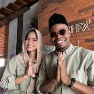 Langston Hues Instagram - Selamat Hari Raya Idul Fitri
*1 Syawal 1443 H / 2022 M*.

Mohon maaf lahir & batin untuk setiap kesalahan baik ucapan ataupun perbuatan.
Minal Aidin walfaidzin 🙏🏽