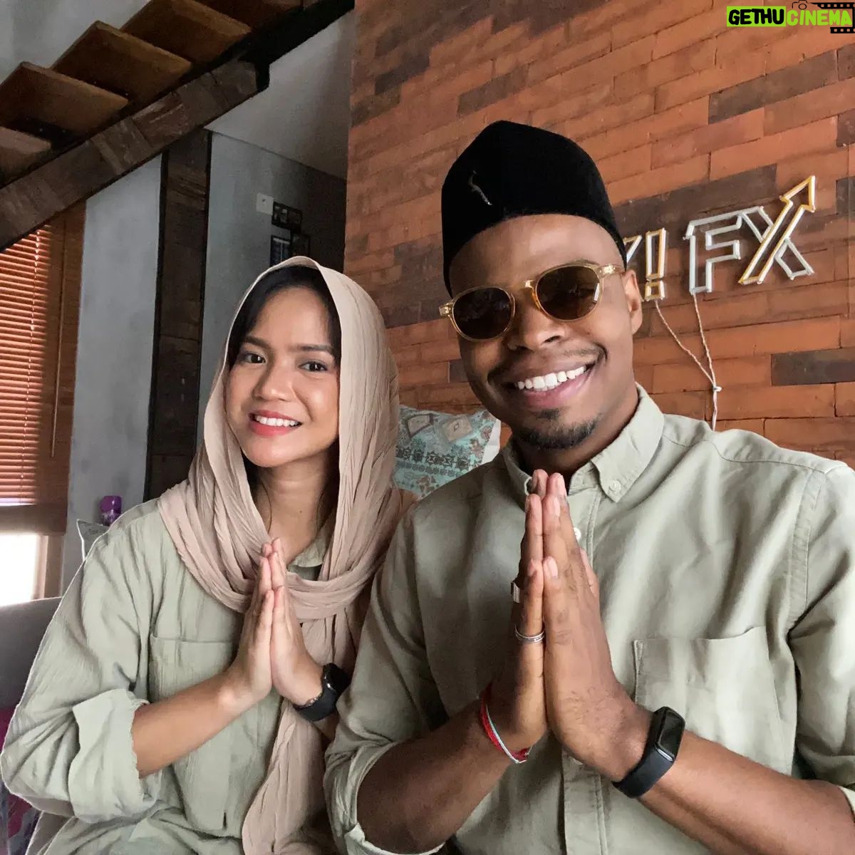 Langston Hues - 1.6K Likes - Selamat Hari Raya Idul Fitri
*1 Syawal 1443 H / 2022 M*.
Mohon maaf lahir & batin untuk setiap kesalahan baik ucapan ataupun perbuatan.
Minal Aidin walfaidzin 🙏🏽