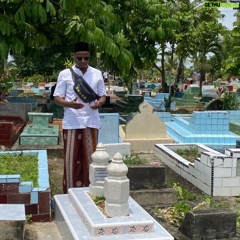 Langston Hues - 716 Likes - Terkadang mata salah dalam melihat.
Hati salah ketika menggugat.
Mulut salah ucap hingga menyayat.
Di Bulan yang Suci ini, dengan niat setulus hati,
saya ingin meminta maaf yang sebesar-besarnya.
Eid Mubarak Anak ✨❤️
Minal Aidin Wal Faidzin, Mohon Maaf Lahir batin Selamat hari Raya Idul Fitri 1445 H.
وأحياناً ترى العين خطأً. القلب مخطئ عندما يقاضي. الفم يقول شيئًا خاطئًا حتى يؤلمه. في هذا الشهر الفضيل، بنوايا صادقة،
أريد أن أعتذر بشدة. منال عيدين والفايدزين، أعتذر جسديًا وعقليًا بمناسبة عيد الفطر السعيد 1445هـ.
اللَّهُمَّ صَلِّ عَلَى سَيِّدِنَا مُحَمَّدِ الْفَاتِحِ لِمَا أُغْلِقَ، وَالْخَاتِمِ لِمَا سَبَقَ، نَاصِرِ الْحَقِّ بِالْحَقِّ، الْهَادِي إِلَى صِرَاطِكَ الْمُسْتَقِيمِ، وَعَلَى آلِهِ حَقَّ قَدْرِهِ وَمِقْدَارِهِ الْعَظِيمِ.