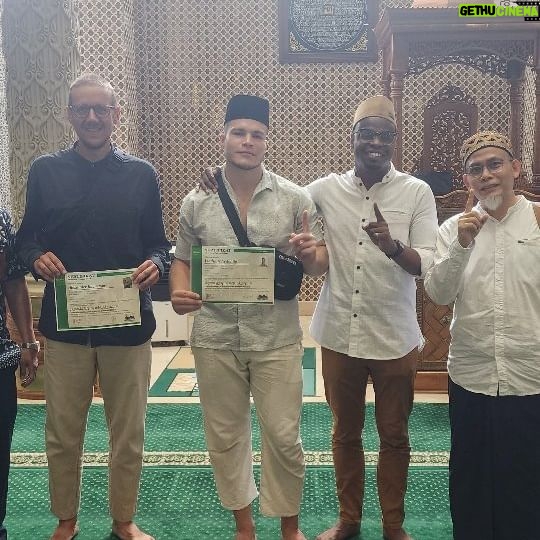 Langston Hues - 570 Likes - A Muslim is the brother of another Muslim. He does not wrong him, nor does he forsake him when he is in need." Hadith - Sahih Bukhari ☝🏾🎉
Jumu'ah Mubarak, and what a beautiful day it is. There were 2 people that joined us on this beautiful path of Din al-Islām. Takbir! Let's all go and give our brothers a warm welcome. May Allah continue to guide them and grant them the best of this life and the life to come Ameen 🤲🏾 @sashabedouin & @vladimirfrolovg
Many thanks to the amazing cameraman @brs_bdmansyah
And our brother @marcodet_ 🎉
#shahadah #syahadat #muallaf #revert #newmuslim