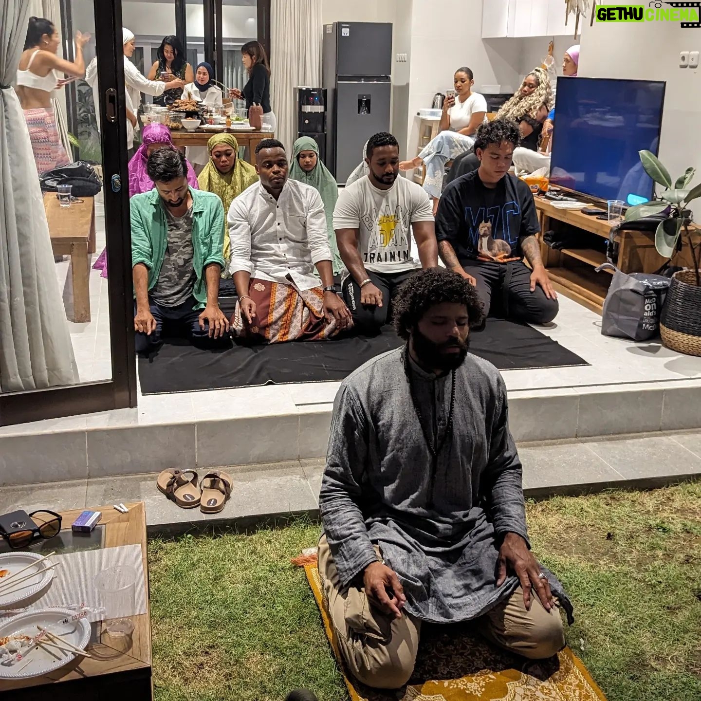 Langston Hues - 1.3K Likes - And hold fast, all together, by the rope which Allah (stretches out for you), and be not divided among yourselves; and remember with gratitude Allah's favour on you;
Quran 3:103
Thank You @ananta.villas
#seekingnearness #seekers #retreat #bali #ihsan #balimuslims #muslimsinbali