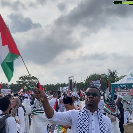 Langston Hues - 876 Likes - Standing for my Brothers & Sisters in 🇵🇸
'What we got if we ain't got each other?' - @muslimplicity
Do you know what this smells like? A fragrance that doesn't support G3N0C*DE 👌🏾
@kahfeveryday @kahfbrotherhood
#freepalestine #bismillah #allahuakbar
