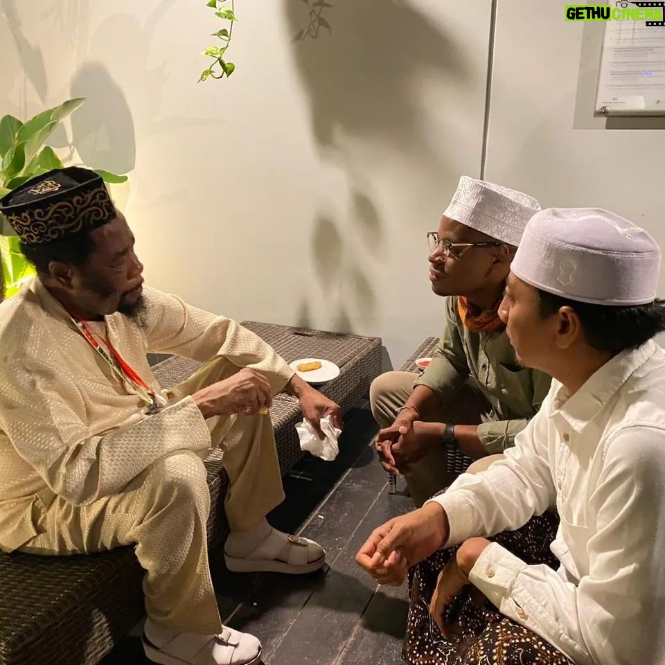 Langston Hues - 1.6K Likes - The Messenger of Allah (ﷺ) said, "When a group of people assemble for the remembrance of Allah, the angels surround them (with their wings), (Allah's) mercy envelops them, Sakinah, or tranquillity descends upon them and Allah makes a mention of them before those who are near Him."
Abah ❤️
1 Umat ❤️
Ikhwān ❤️