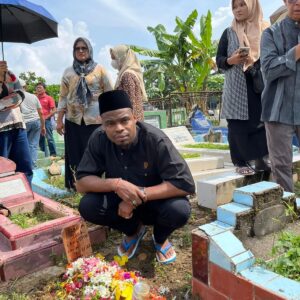 Langston Hues Instagram - Yesterday @utarihues and I delivered our first child, a beautiful boy name Ibrahim Clark Langston. Unfortunately, he couldn't survive and today we held his Janazah. Inna lilahi wa inna ilayhi rajioon. We plan, and Allah plans. And Allah is the best of planners. May Ibrahim be our Shafie when the hour is established. May Allah grant him jannah al-firdous. We may never understand the things that happen to us in this life and the life to come and it breaks my heart to experience this, but with everything Alhamdulillah ala kuli hal. Please keep my family in your Doa'. JazakAllah Khair 🤲🏾