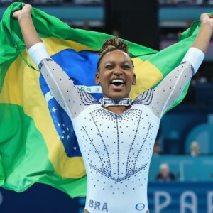 Larissa Manoela Instagram - É @rebecarandrade NO TOPO! 
COM O OURO! COM GARRA, FORÇA, CORAGEM!
Com emoção, com coração! COM COMOÇÃO! 
Nosso orgulho! BRASILEIRA 🥇
TE AMAMOS, VOCÊ É HISTÓRIA 💛💙💚