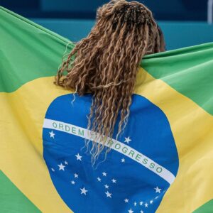 Larissa Manoela Instagram - É @rebecarandrade NO TOPO! 
COM O OURO! COM GARRA, FORÇA, CORAGEM!
Com emoção, com coração! COM COMOÇÃO! 
Nosso orgulho! BRASILEIRA 🥇
TE AMAMOS, VOCÊ É HISTÓRIA 💛💙💚