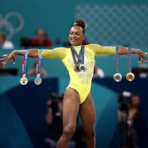 Larissa Manoela Instagram - É @rebecarandrade NO TOPO! 
COM O OURO! COM GARRA, FORÇA, CORAGEM!
Com emoção, com coração! COM COMOÇÃO! 
Nosso orgulho! BRASILEIRA 🥇
TE AMAMOS, VOCÊ É HISTÓRIA 💛💙💚