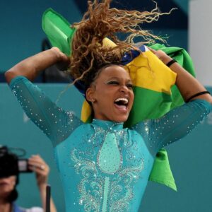 Larissa Manoela Instagram - É @rebecarandrade NO TOPO! 
COM O OURO! COM GARRA, FORÇA, CORAGEM!
Com emoção, com coração! COM COMOÇÃO! 
Nosso orgulho! BRASILEIRA 🥇
TE AMAMOS, VOCÊ É HISTÓRIA 💛💙💚