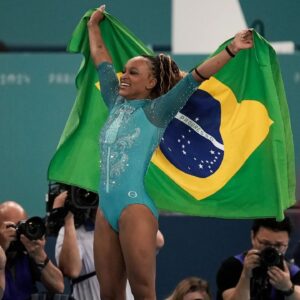 Larissa Manoela Instagram - É @rebecarandrade NO TOPO! 
COM O OURO! COM GARRA, FORÇA, CORAGEM!
Com emoção, com coração! COM COMOÇÃO! 
Nosso orgulho! BRASILEIRA 🥇
TE AMAMOS, VOCÊ É HISTÓRIA 💛💙💚