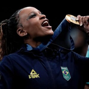 Larissa Manoela Instagram - É @rebecarandrade NO TOPO! 
COM O OURO! COM GARRA, FORÇA, CORAGEM!
Com emoção, com coração! COM COMOÇÃO! 
Nosso orgulho! BRASILEIRA 🥇
TE AMAMOS, VOCÊ É HISTÓRIA 💛💙💚