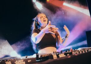 Larissa Rieß Instagram - Zweites Wohnzimmer - @juicybeatsfestival ❤️
.
.
.
.
#pregnancy #pregnant #pregnantdj #pregnantstyle #festival #festivaloutfits