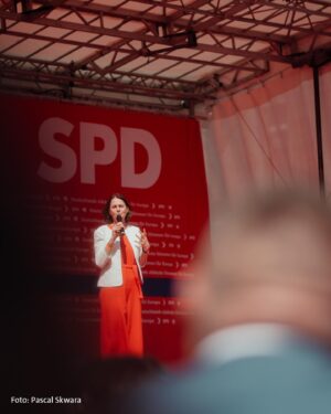 Lars Klingbeil Instagram - Hast DU schon gewählt? Wenn ja, super! Deine Stimme hat enormes Gewicht, wenn es darum geht, einen Rechtsruck in Europa zu verhindern. Wenn nein, hast du morgen noch die Chance. Ab ins Wahllokal und dein Kreuz demokratisch setzen. 

Am liebsten natürlich SOZIALDEMOKRATISCH und zwar für diese Frau: unsere Spitzenkandidatin @katarina.barley. Gemeinsam mit Bundeskanzler @olafscholz ist sie unsere stärkste Stimmen für Europa. 

Danke Duisburg für diesen großartigen Wahlkampfabschluss. Mit der @nrwspd und Vertretern des Betriebsrats von thyssenkrupp haben wir heute noch mal deutlich gemacht, wofür die @spdde in Deutschland und Europa kämpft: Für Frieden und Sicherheit, für eine starke Wirtschaft mit sicheren Arbeitsplätzen, guten Löhnen und stabilen Renten, für Zusammenhalt und gegen den Hass und die Hetze der Rechtsextremen.