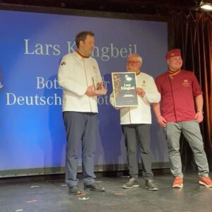 Lars Klingbeil Instagram - Es war mir eine Ehre: 365 Tage Deutscher Brotbotschafter für das deutsche @baeckerhandwerk_de und die vielen tollen Bäckermeisterinnen und Bäckermeister in diesem Land. Habe gelernt, wie man eine Brezel schwingt und wie man Teig richtig fluffig knetet. Meine Bäckerjacke bekommt einen ganz besonderen Platz in meinem Büro. 

Nach einem Jahr darf ich das Amt heute feierlich weiterreichen an meine Bundestagskollegin @dorobaer . Wünsche dir ein tolles Jahr in den Backstuben der Republik. 🥖 🍞 🥯