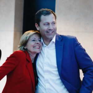 Lars Klingbeil Instagram - Danke, liebe Malu! ❤️

Ich wurde mal gefragt, welche Politikerin mein Vorbild sei. Und ehrlichweise musste ich für diese Antwort gar nicht lange überlegen: @maludreyer. Malu hat dieses große Talent, mit ihrer positiven Art, alle mitzureißen. Sie ist eine Macherin, die immer zu ihren Entscheidungen steht. Sie übernimmt Verantwortung – ohne dabei die Augenhöhe zu verlieren. Sie hat immer im Blick, was die Menschen wirklich brauchen. Kurz gesagt: Sie hat das Herz am rechten Fleck. Und ihr Lachen ist mehr als mitreißend! 

Liebe Malu, ich sage aus tiefstem Herzen Danke! Danke für dein leidenschaftliches Engagement – in der SPD, in Rheinland-Pfalz und für Deutschland. Danke für alles, was ich in unserer Zusammenarbeit lernen durfte. Das hat mich sehr geprägt – als Politiker und als Mensch.